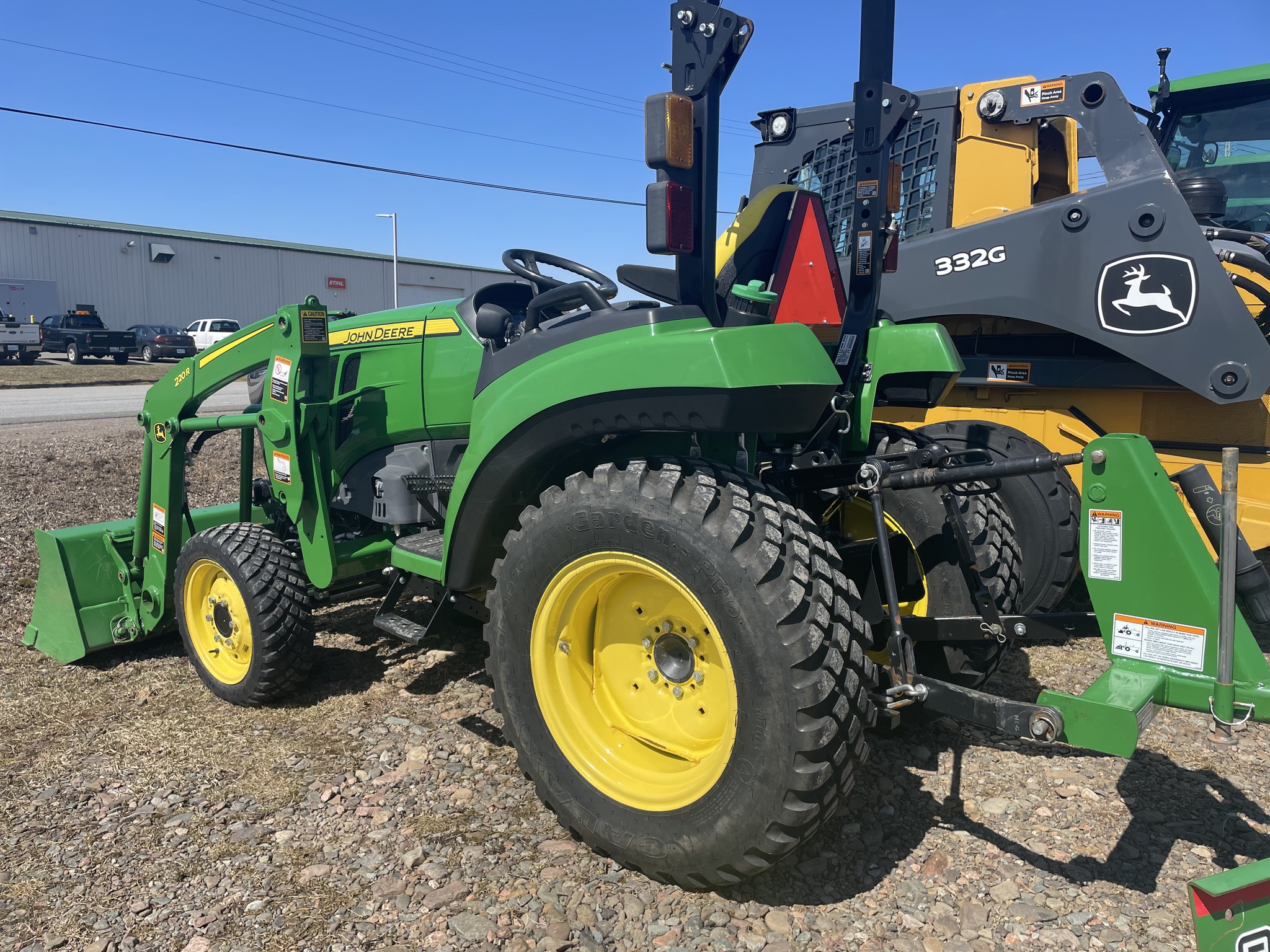 2021 John Deere 2032R Image 2