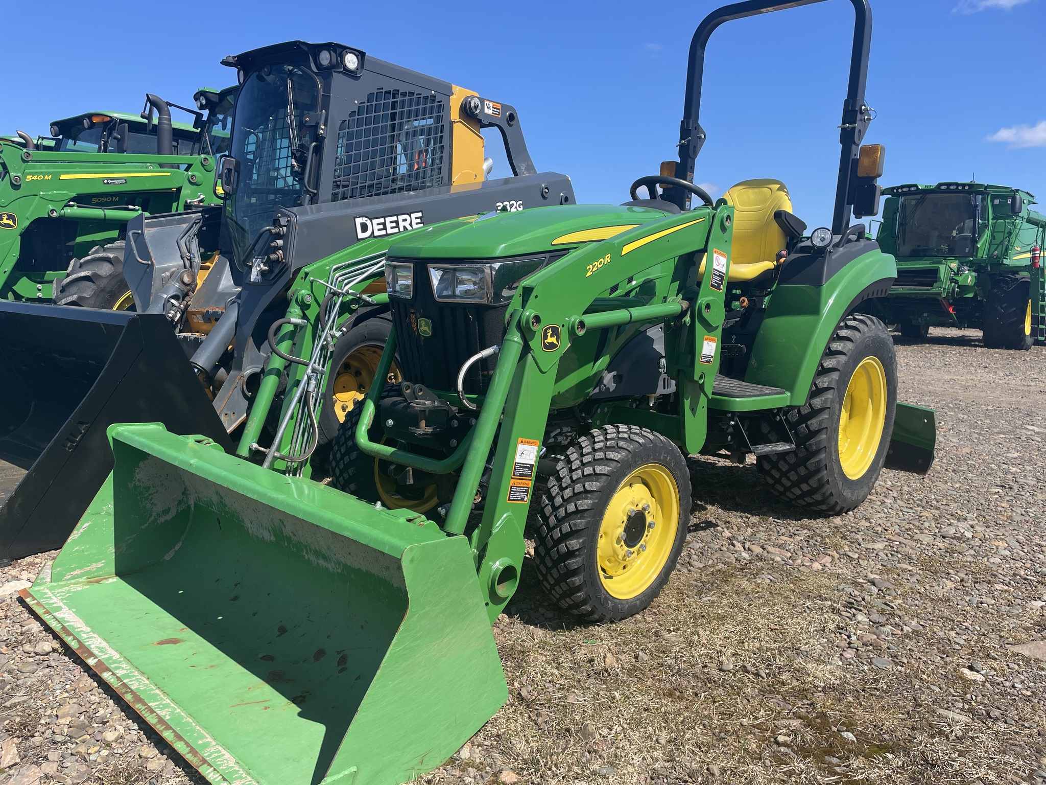 2021 John Deere 2032R Image 1