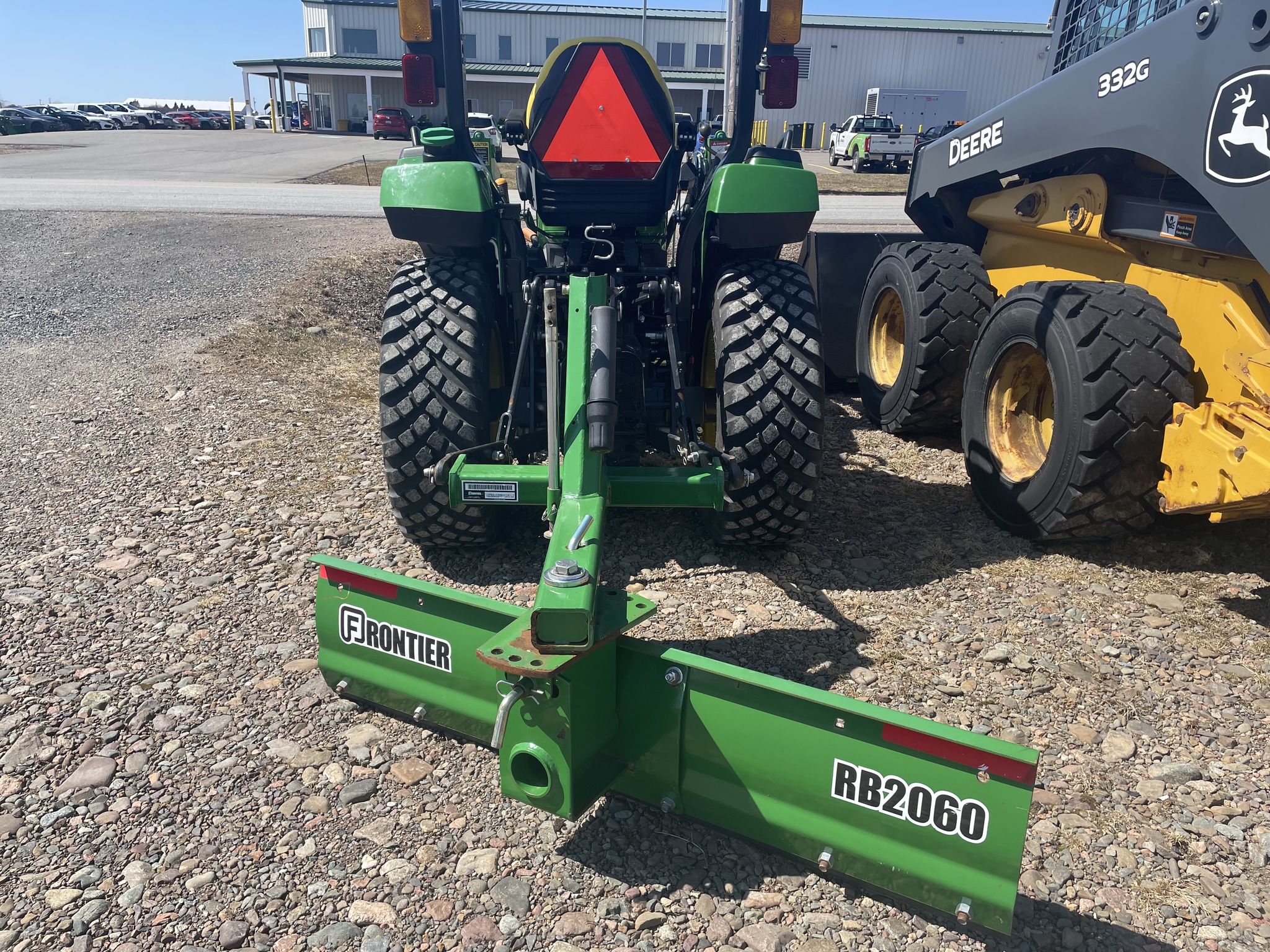 2021 John Deere 2032R Image 3