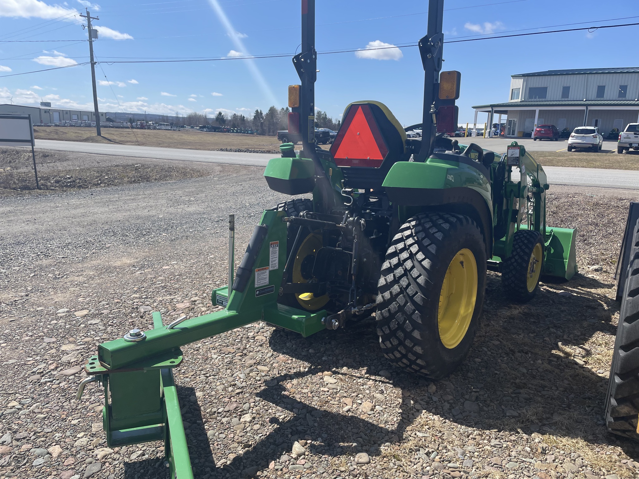 2021 John Deere 2032R Image 4