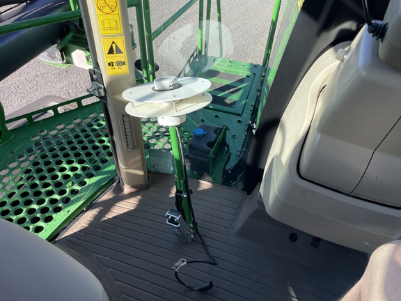 John Deere R4060 image 35