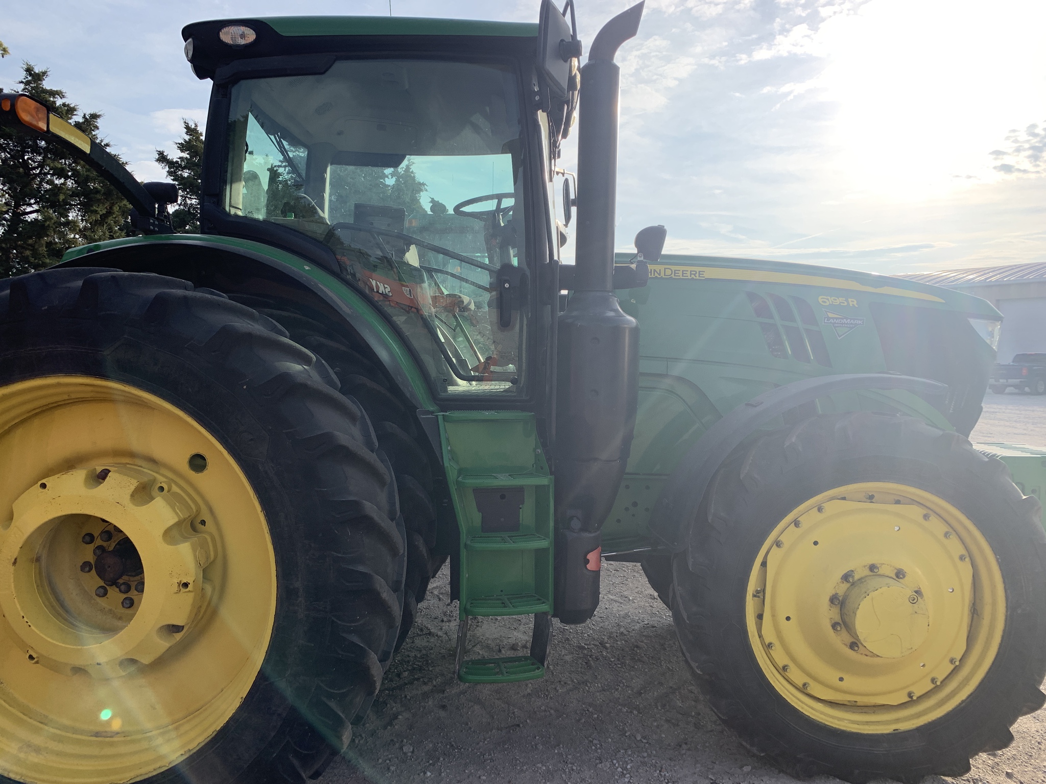 2019 John Deere 6195R Image 4