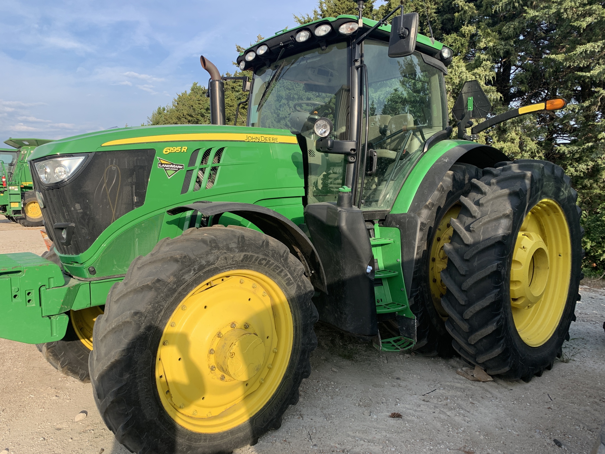 2019 John Deere 6195R Image 3