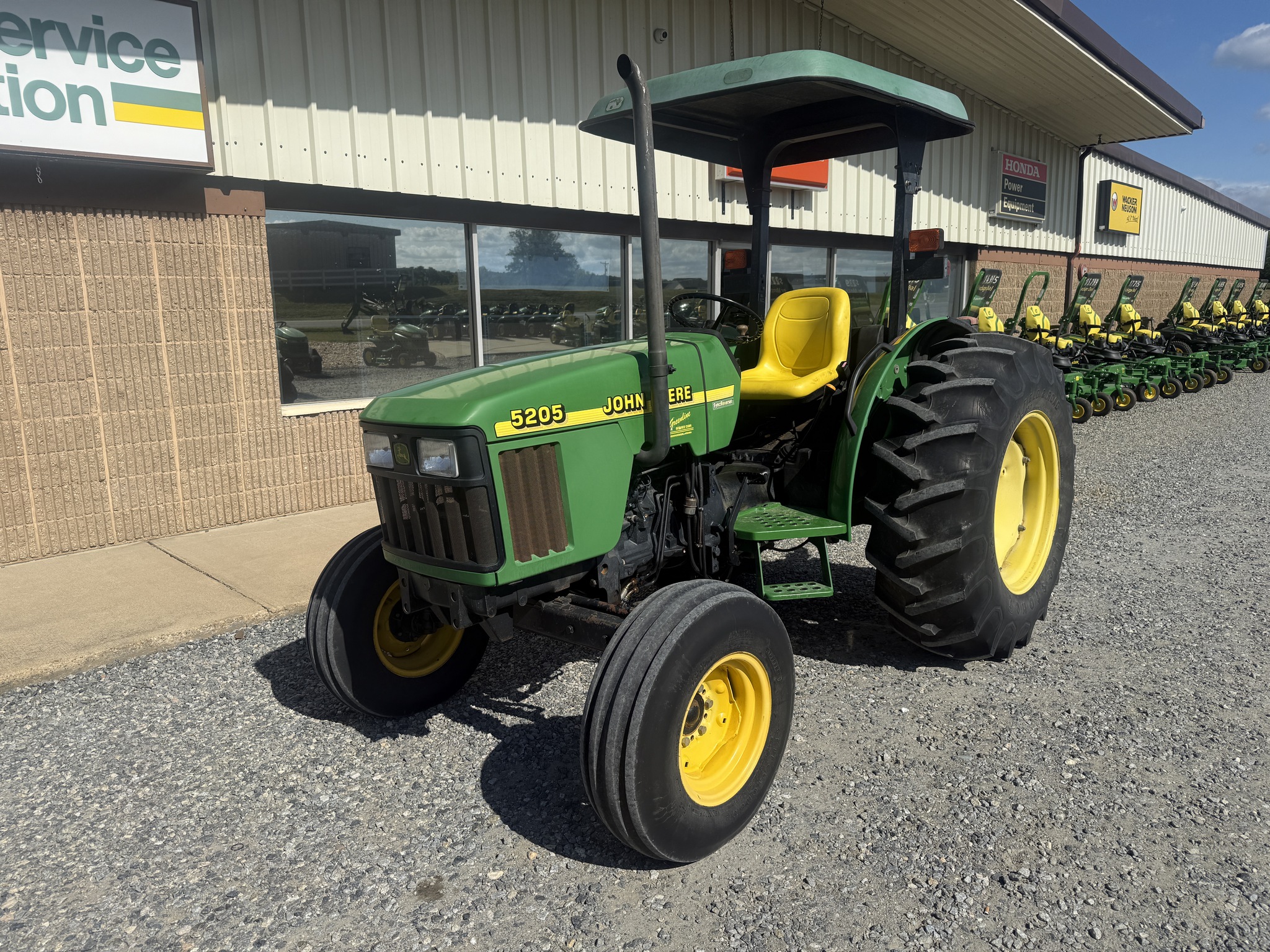 2002 John Deere 5205 Image 2