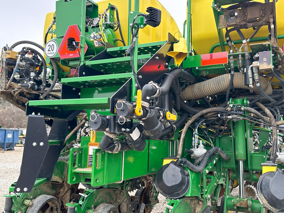 2023 John-Deere 1775NT