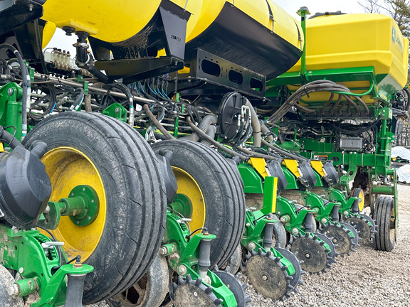 2023 John-Deere 1775NT