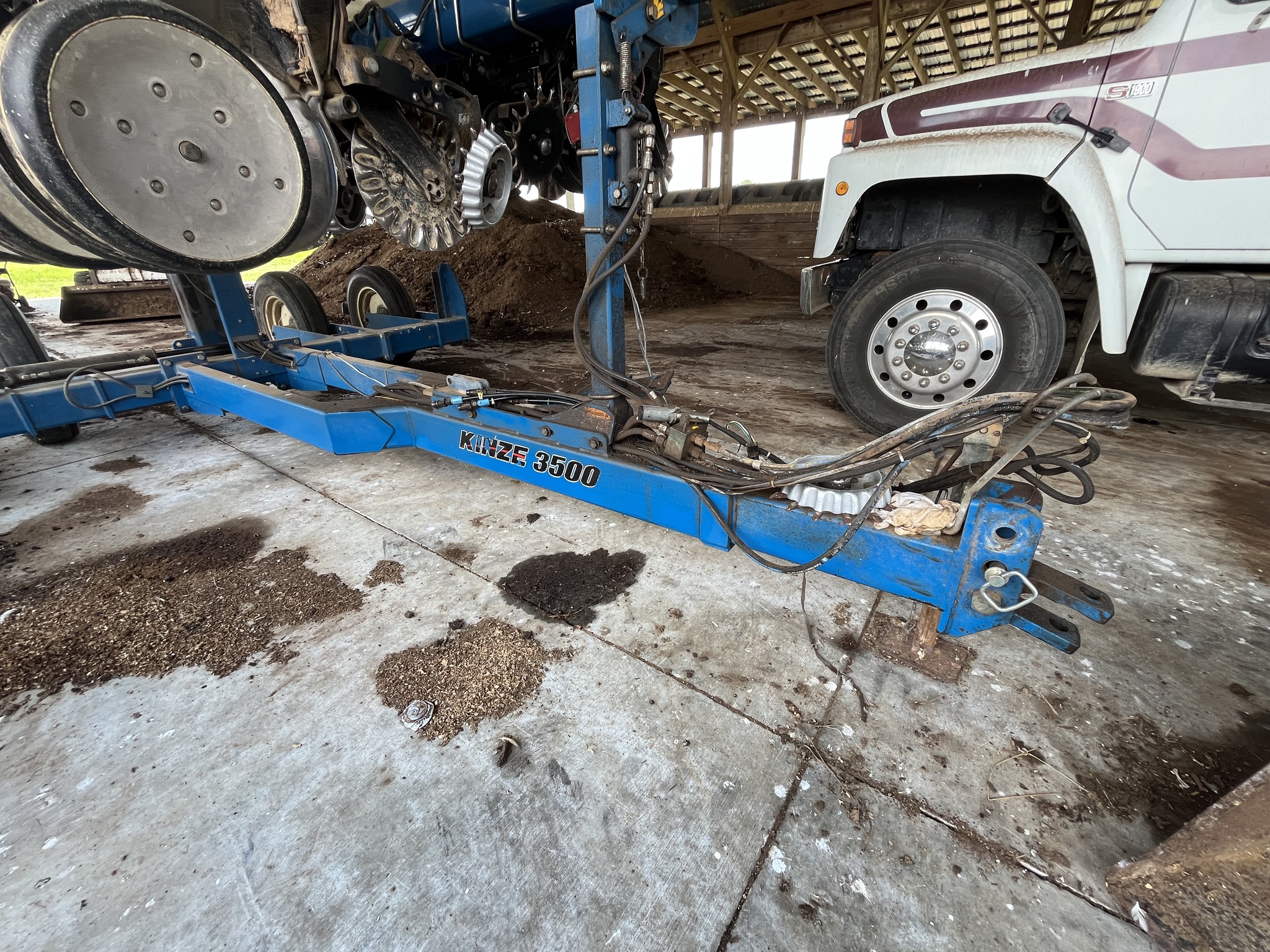 2011 Kinze 3500 Image 3