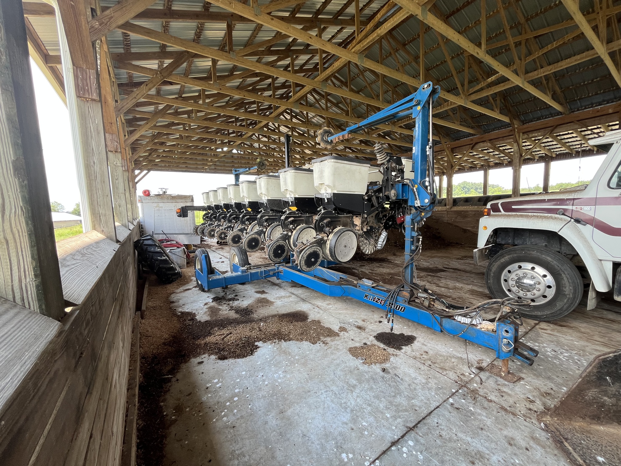 2011 Kinze 3500 Image 2