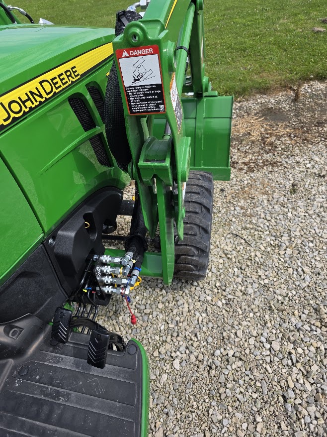 2025 John Deere 2032R Image 7