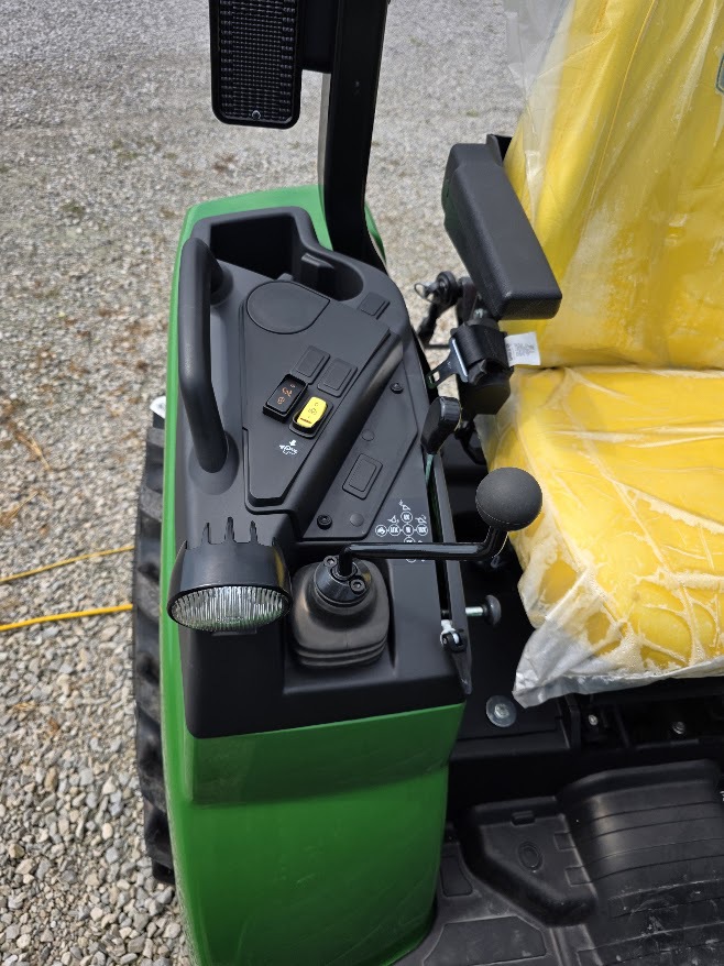 2025 John Deere 2032R Image 6