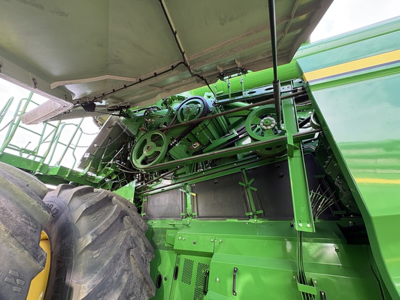 Used 2023 John Deere X9 1000 Combines at Horizon Ag & Turf in Vermilion, AB - Photo10