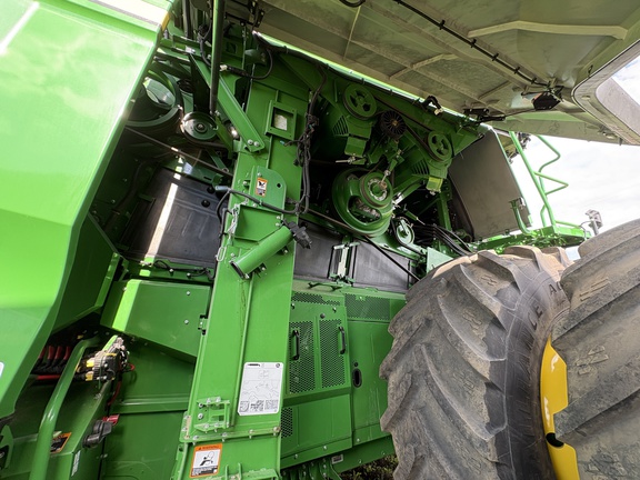 Used 2023 John Deere X9 1000 Combines at Horizon Ag & Turf in Vermilion, AB - Photo11