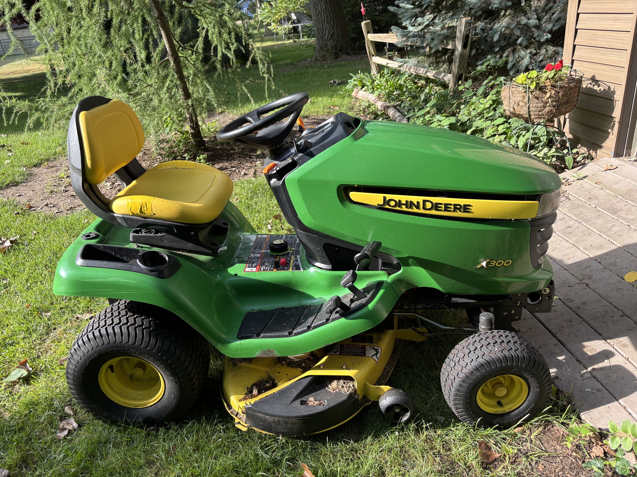 2011 John Deere X300 Image 3