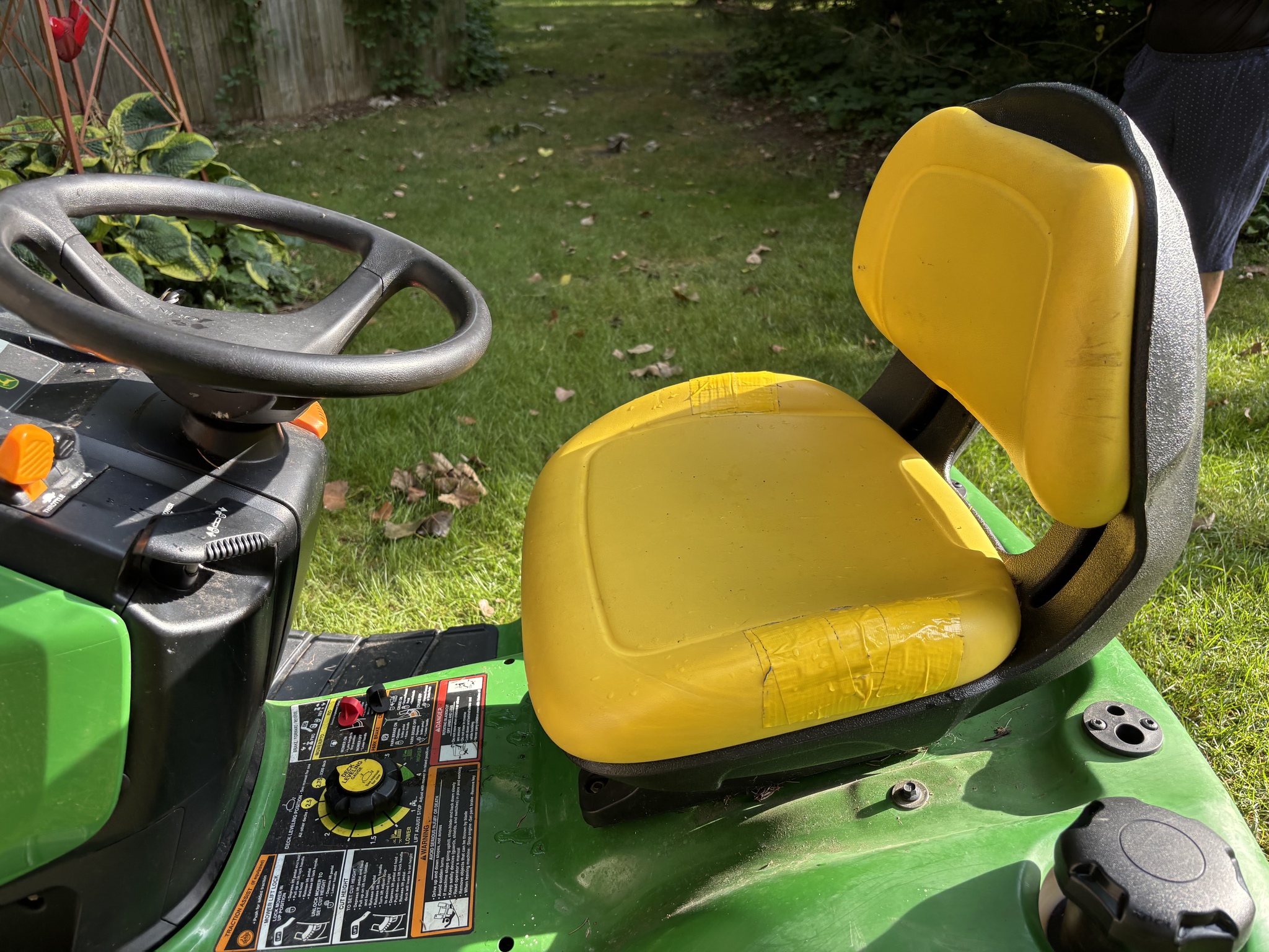 2011 John Deere X300 Image 6