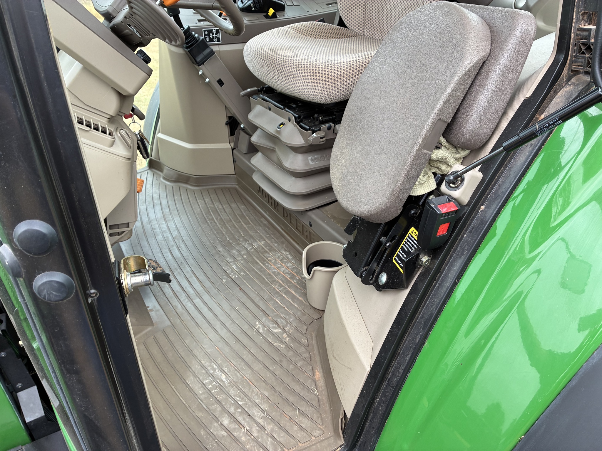 2016 John Deere 6110M Image 19