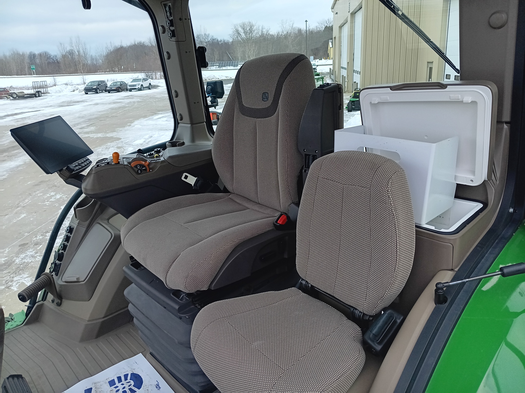 2025 John Deere 8R 250 Image 9