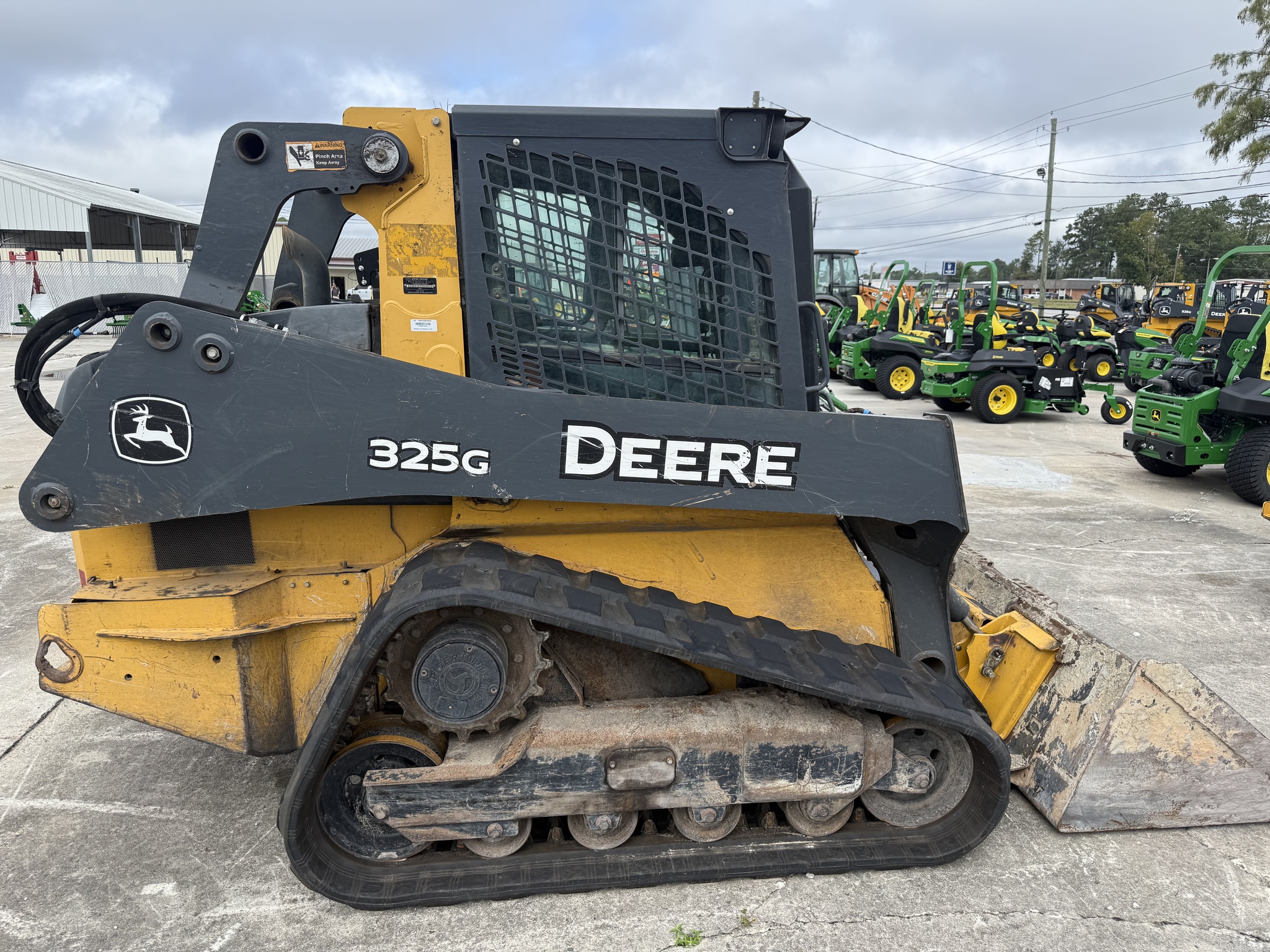 2019 John Deere 325G Image 4