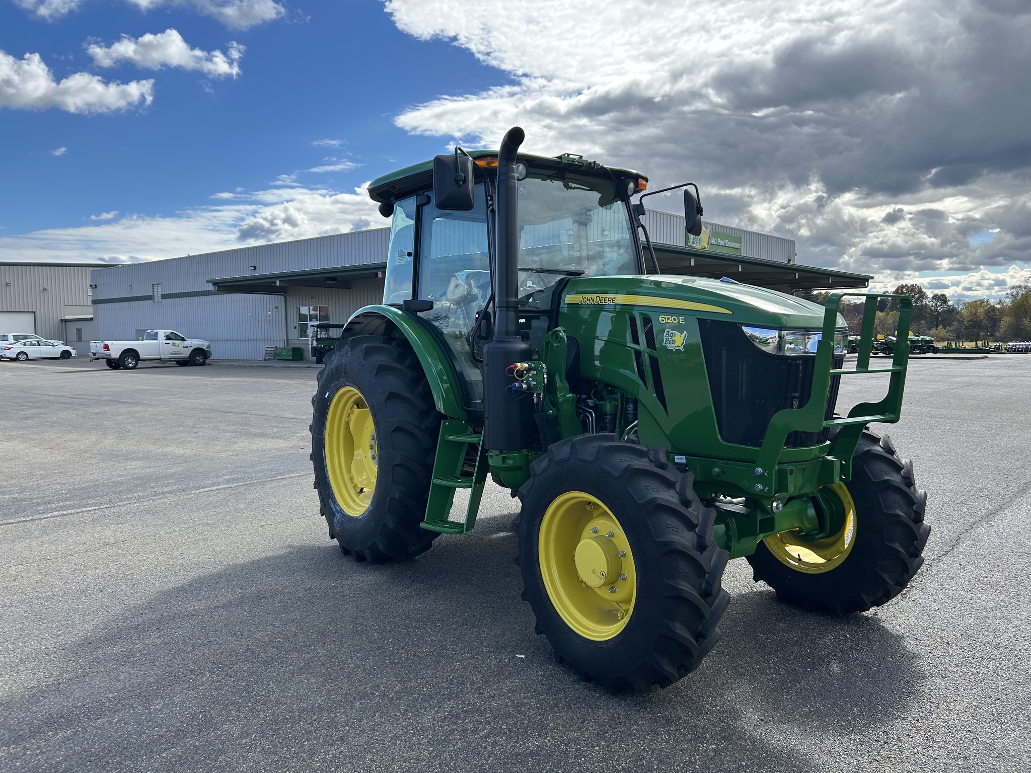 2025 John Deere 6120E Image 4