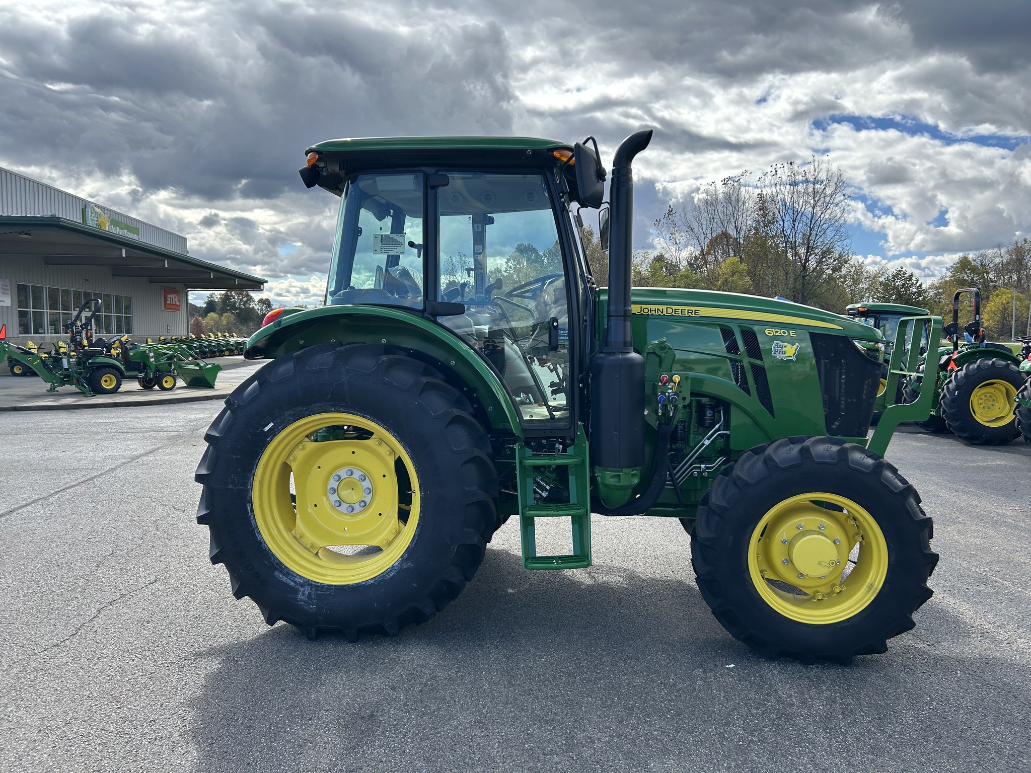 2025 John Deere 6120E Image 5