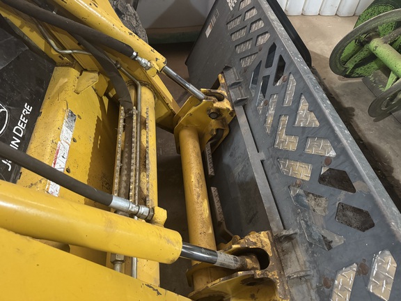 2005 John Deere 325 - Photo11