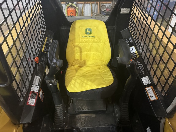 2005 John Deere 325 - Photo9