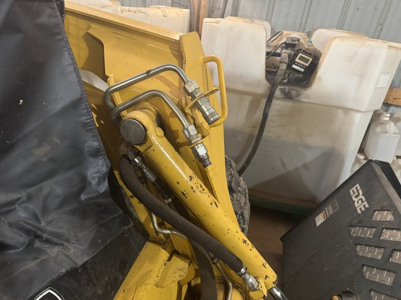 2005 John Deere 325 - Photo6