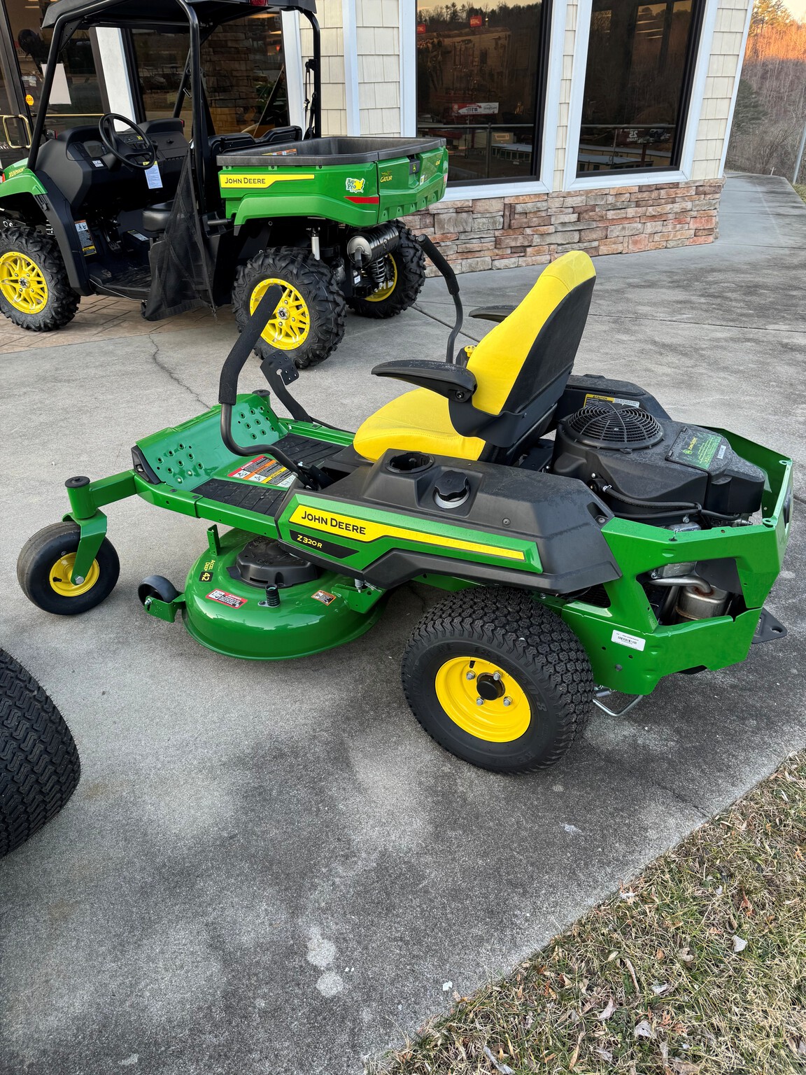 John Deere z320r Image 1
