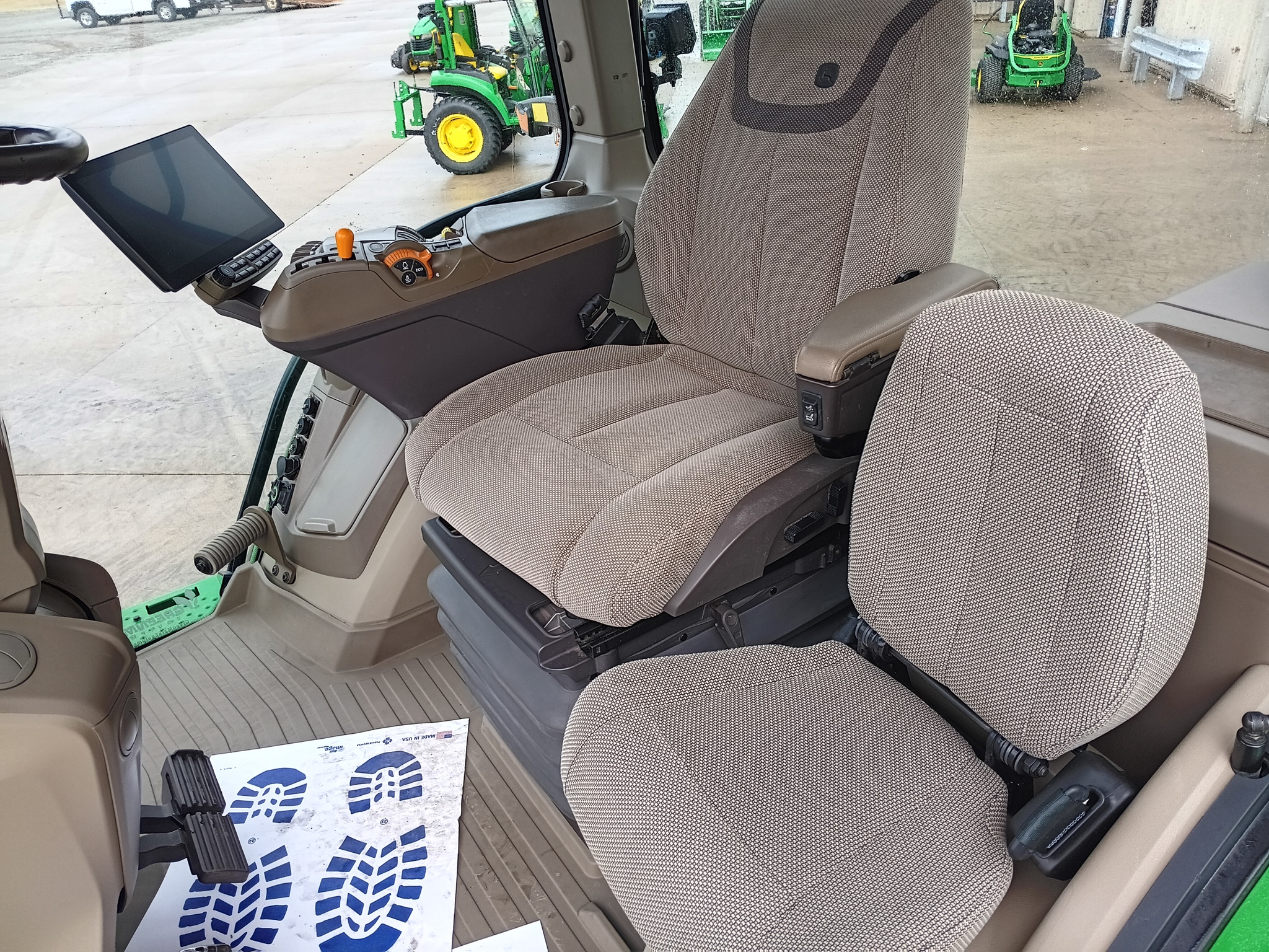 2024 John Deere 8R 250 Image 9