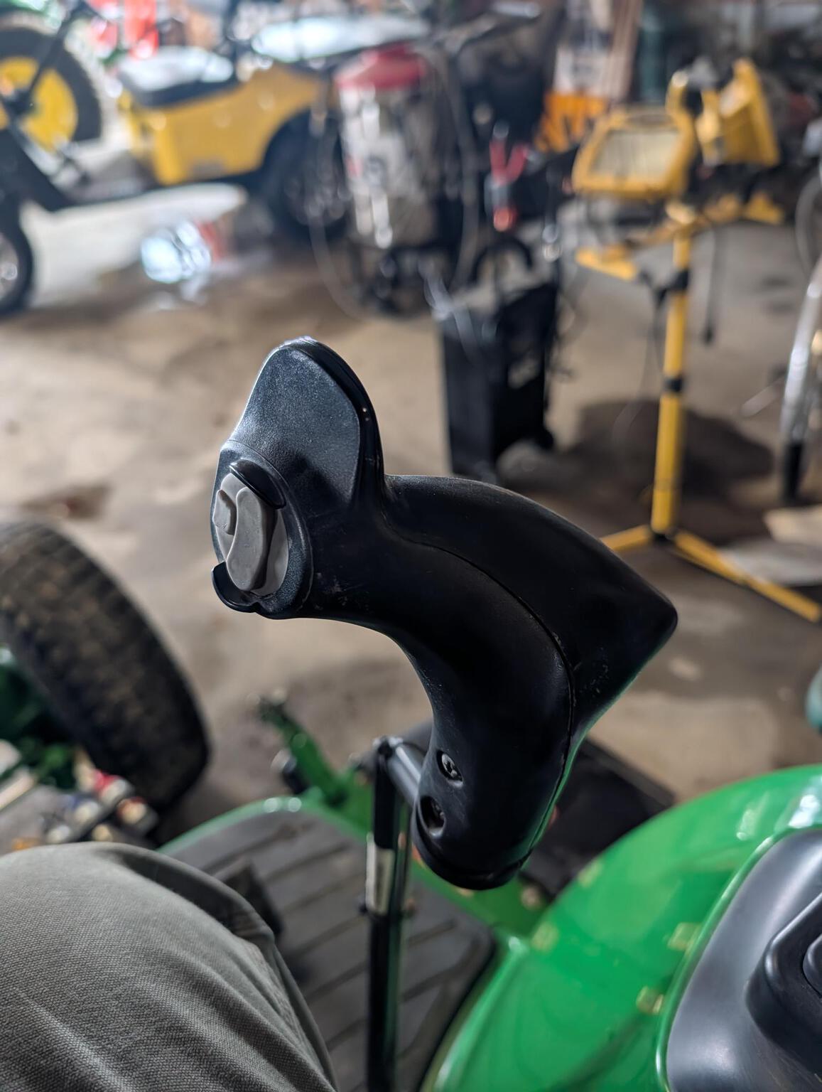 2023 John Deere 3033R Image 5