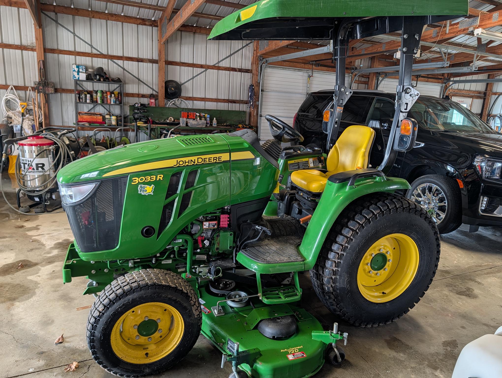 2023 John Deere 3033R Image 2