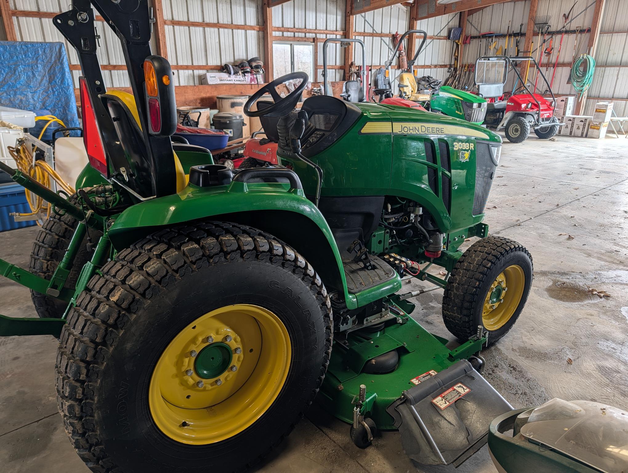 2023 John Deere 3033R Image 3