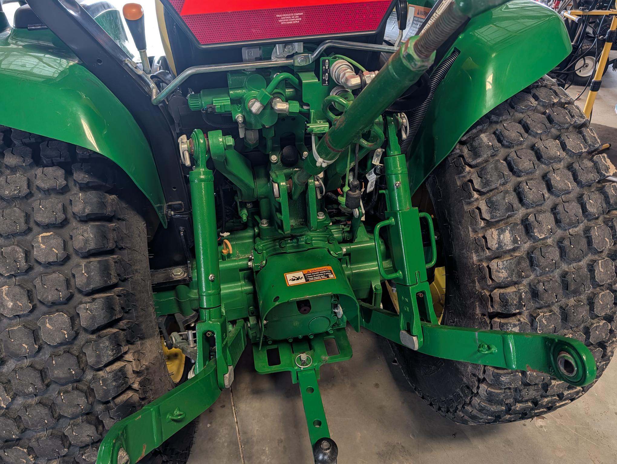 2023 John Deere 3033R Image 9