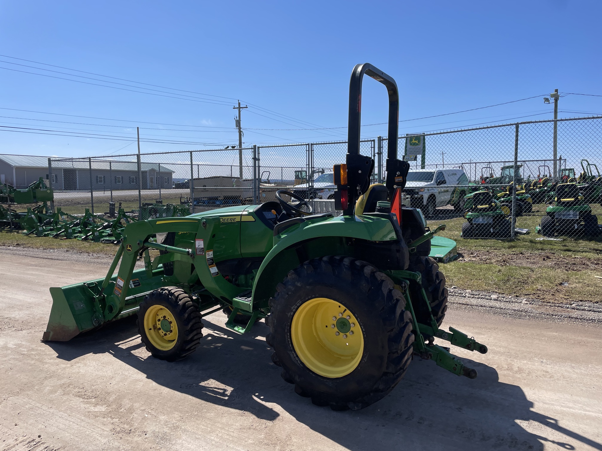 2021 John Deere 3035D Image 2