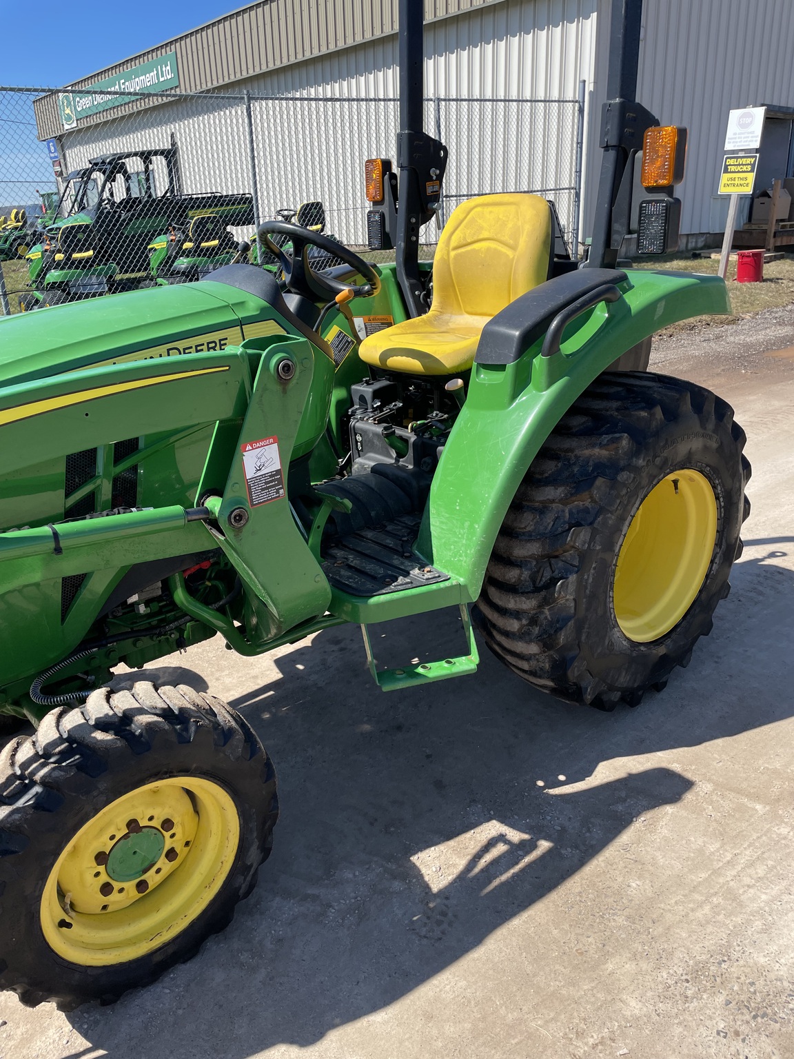 2021 John Deere 3035D Image 10