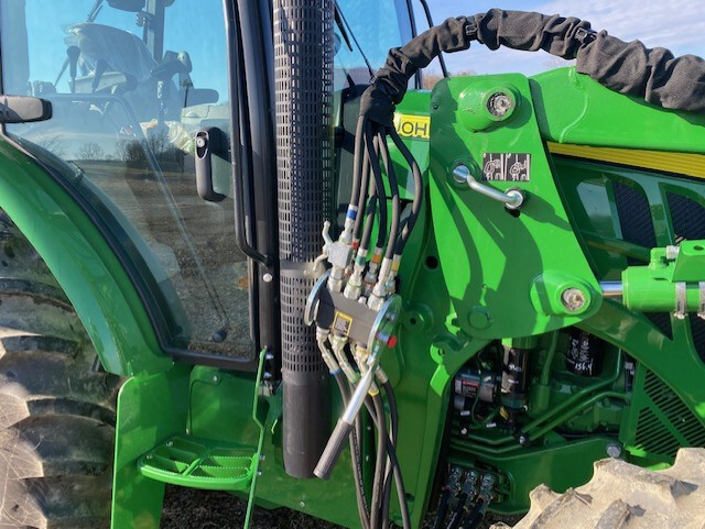 2016 John Deere 5085M Image 6