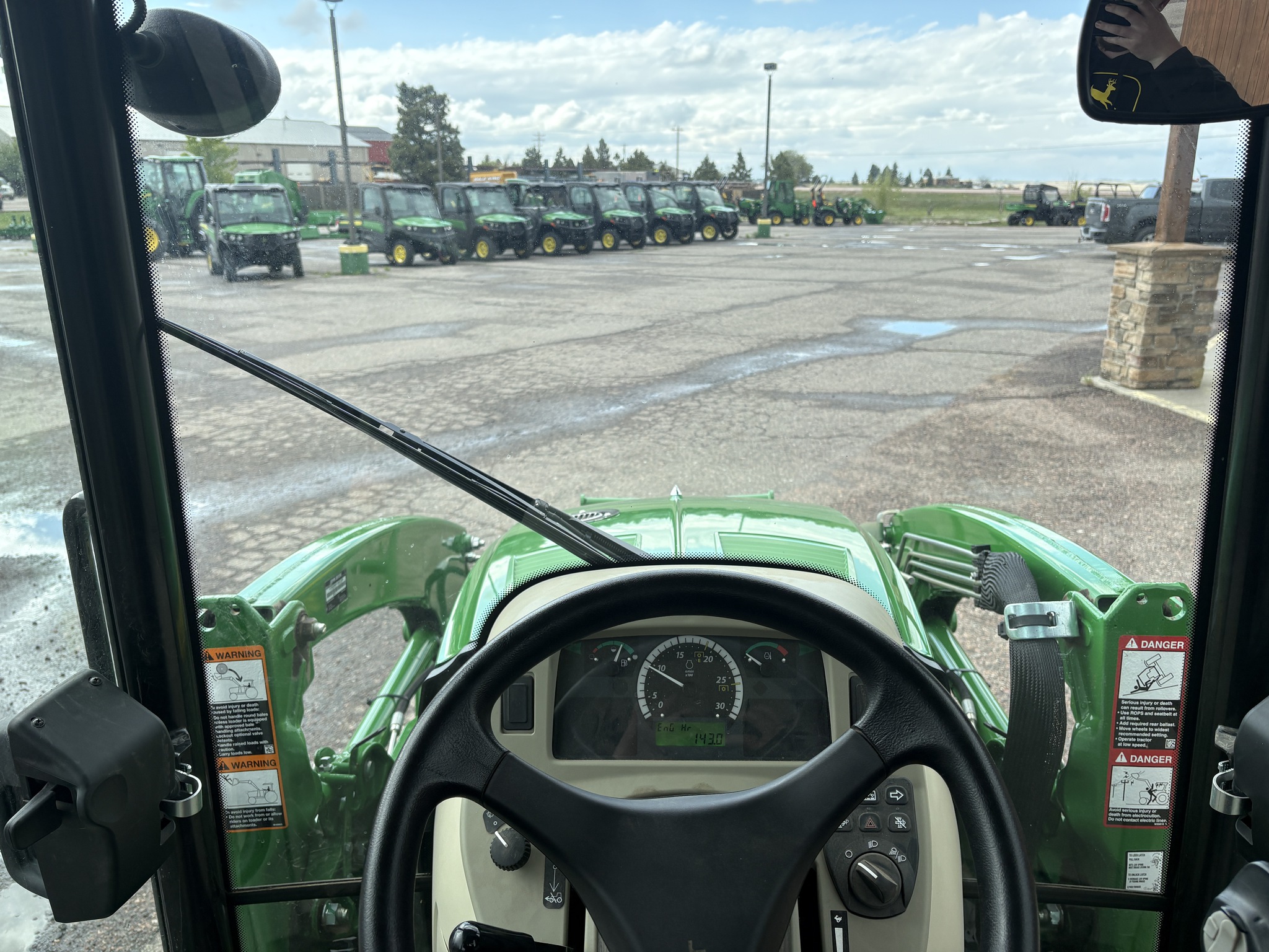 2018 John Deere 3046R Image 13