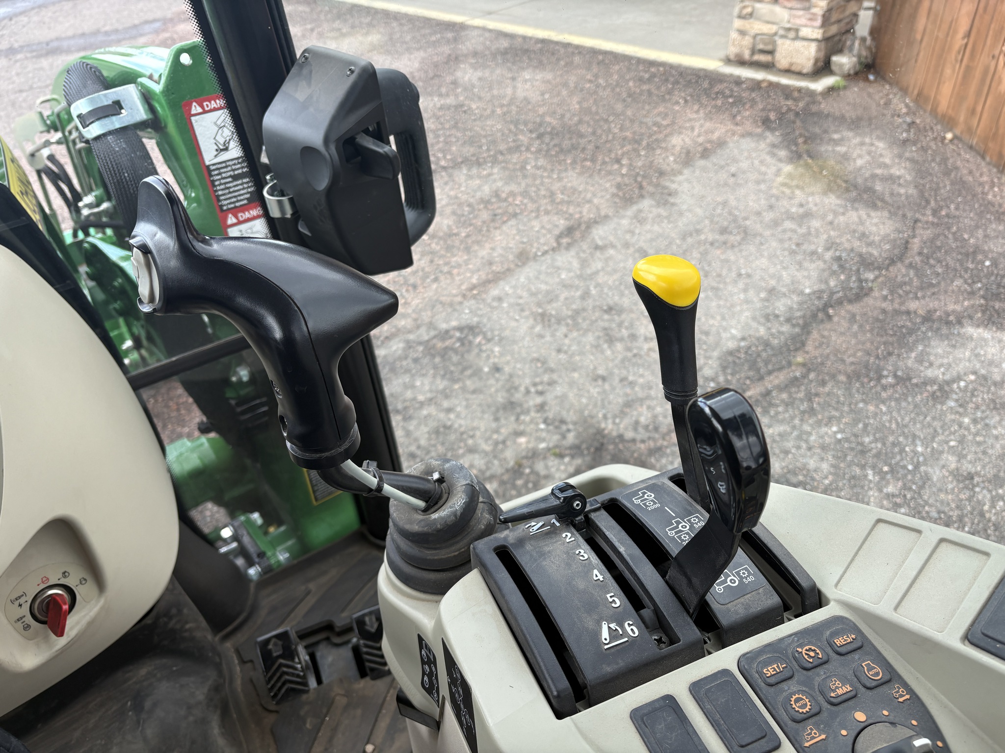 2018 John Deere 3046R Image 14