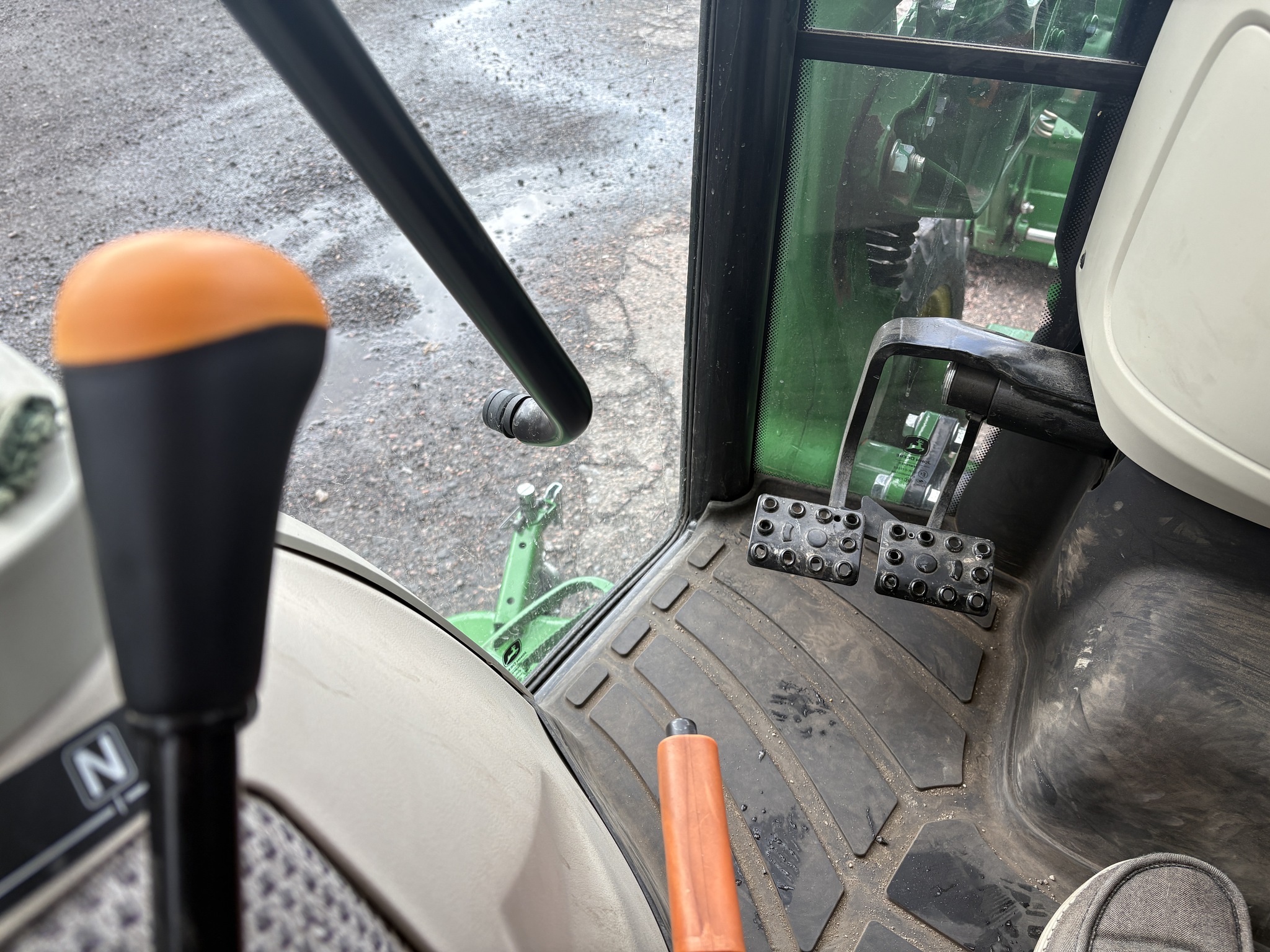 2018 John Deere 3046R Image 12
