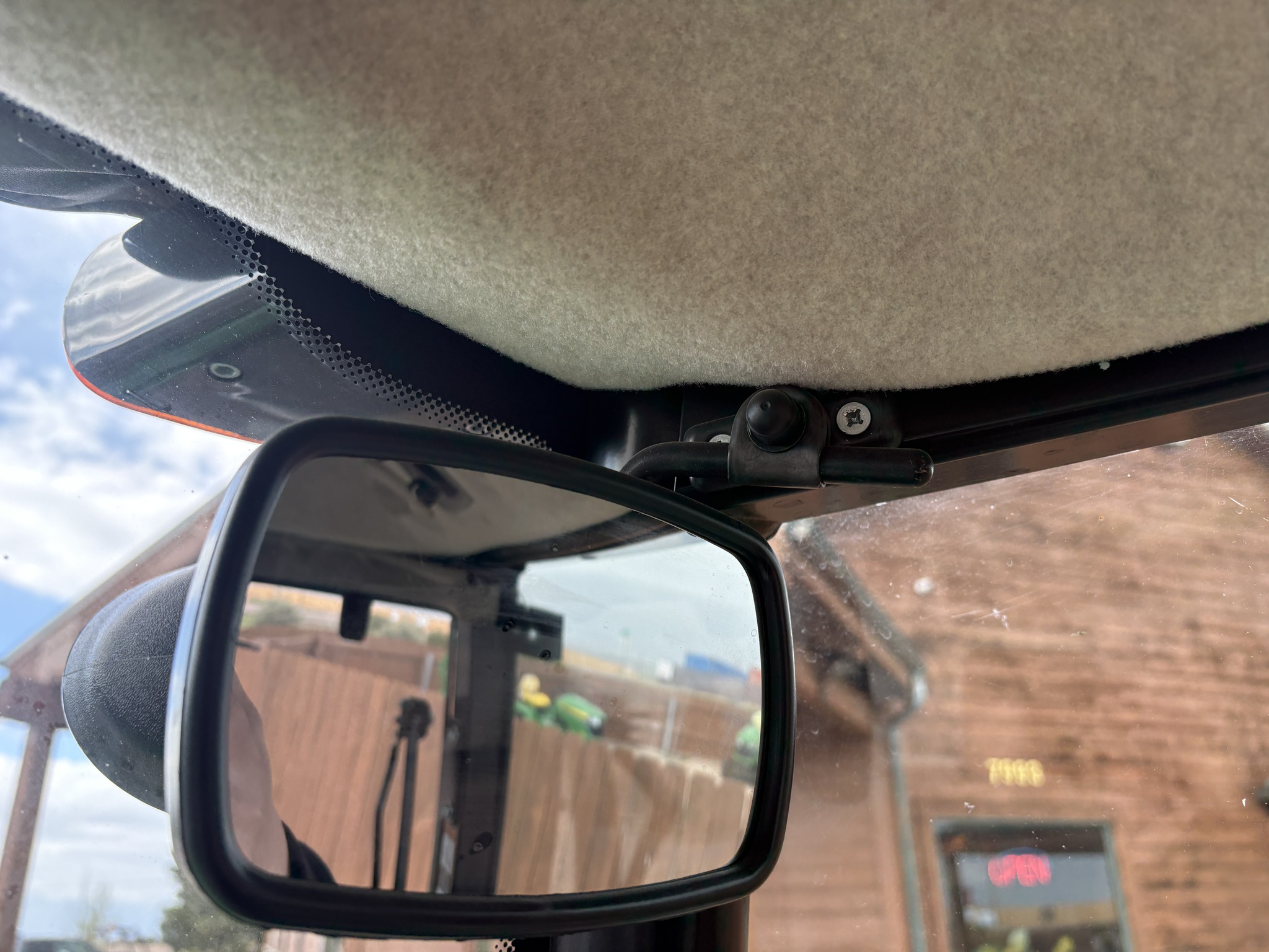 2018 John Deere 3046R Image 8