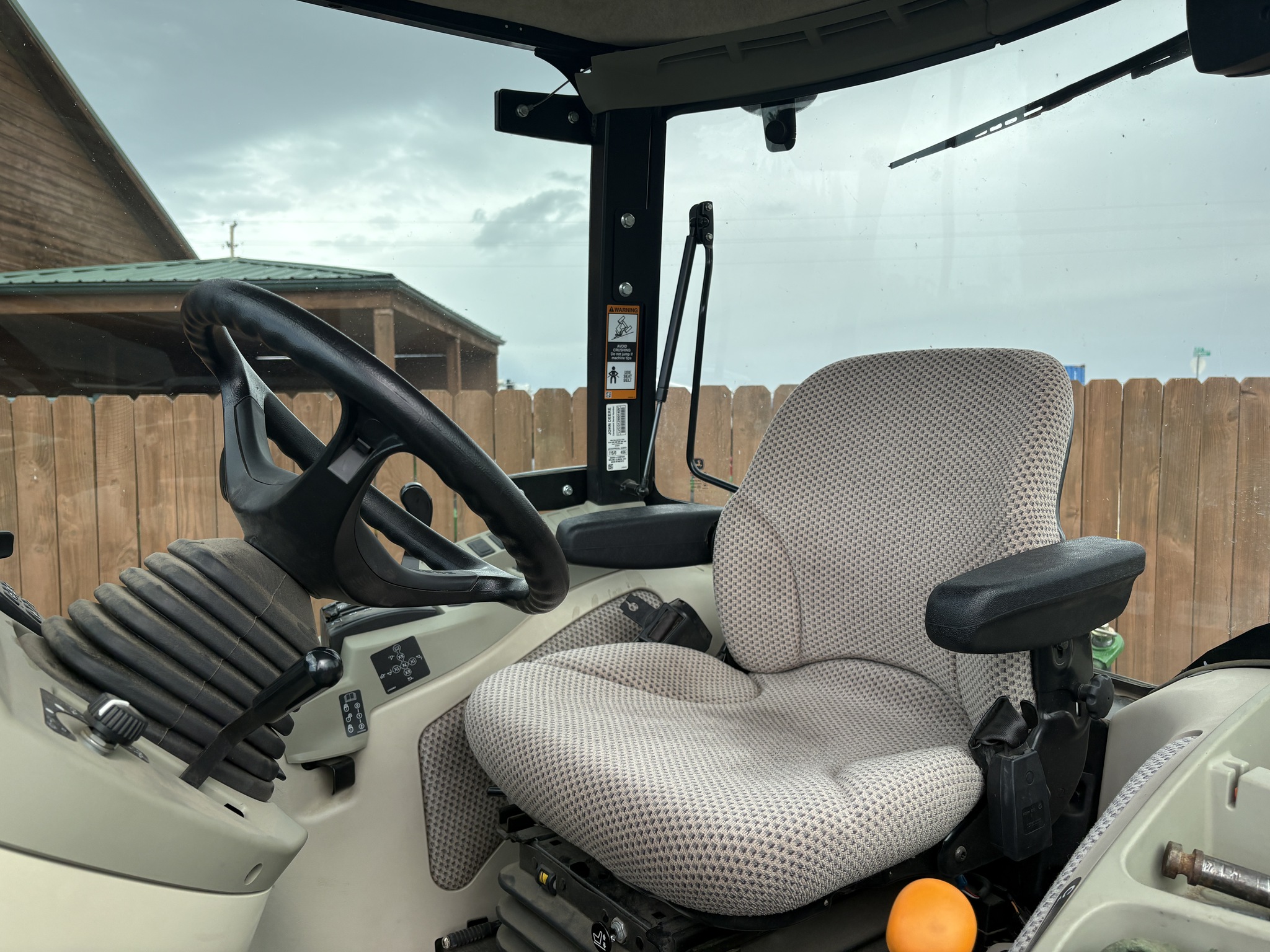 2018 John Deere 3046R Image 17