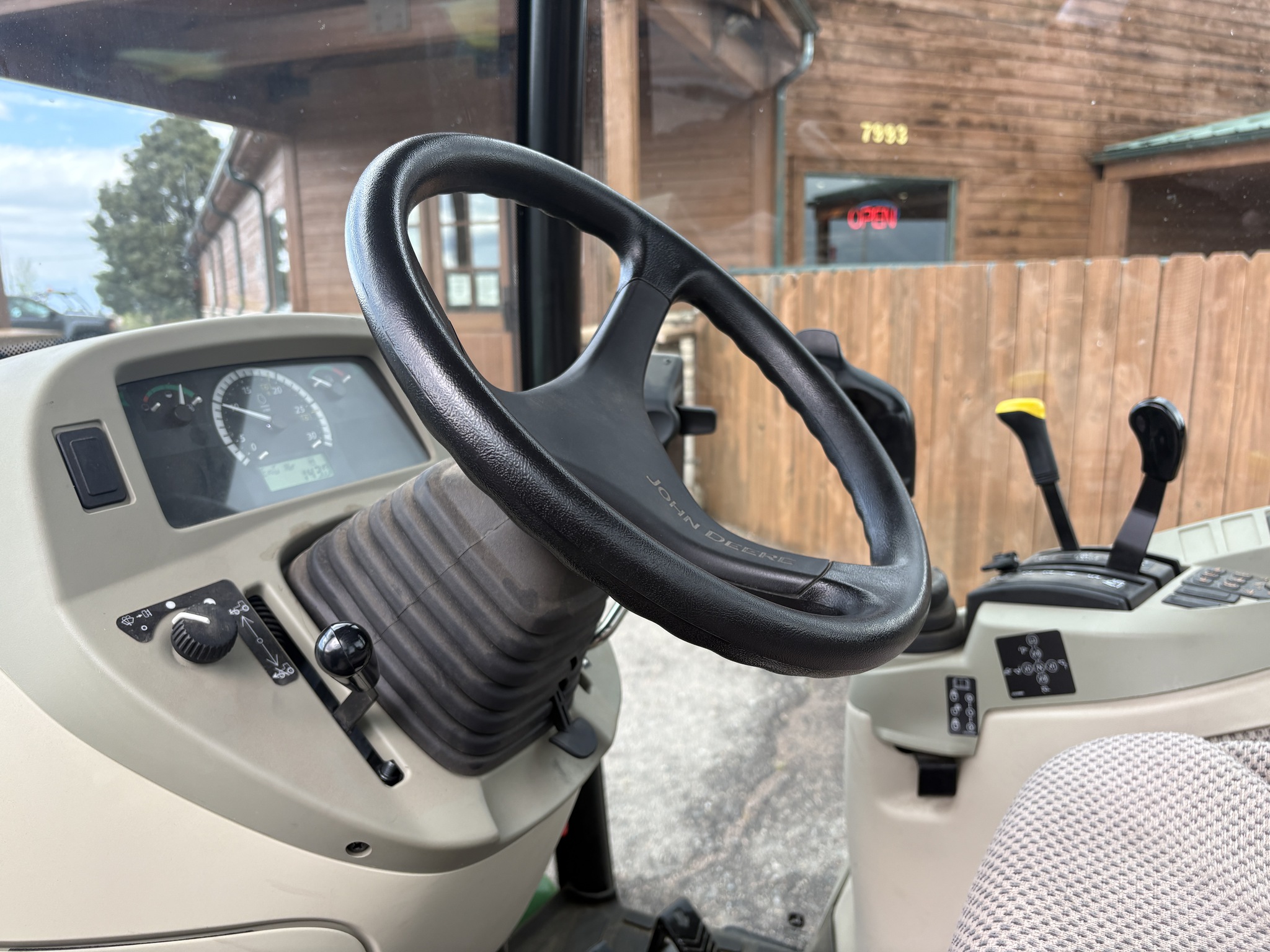 2018 John Deere 3046R Image 9