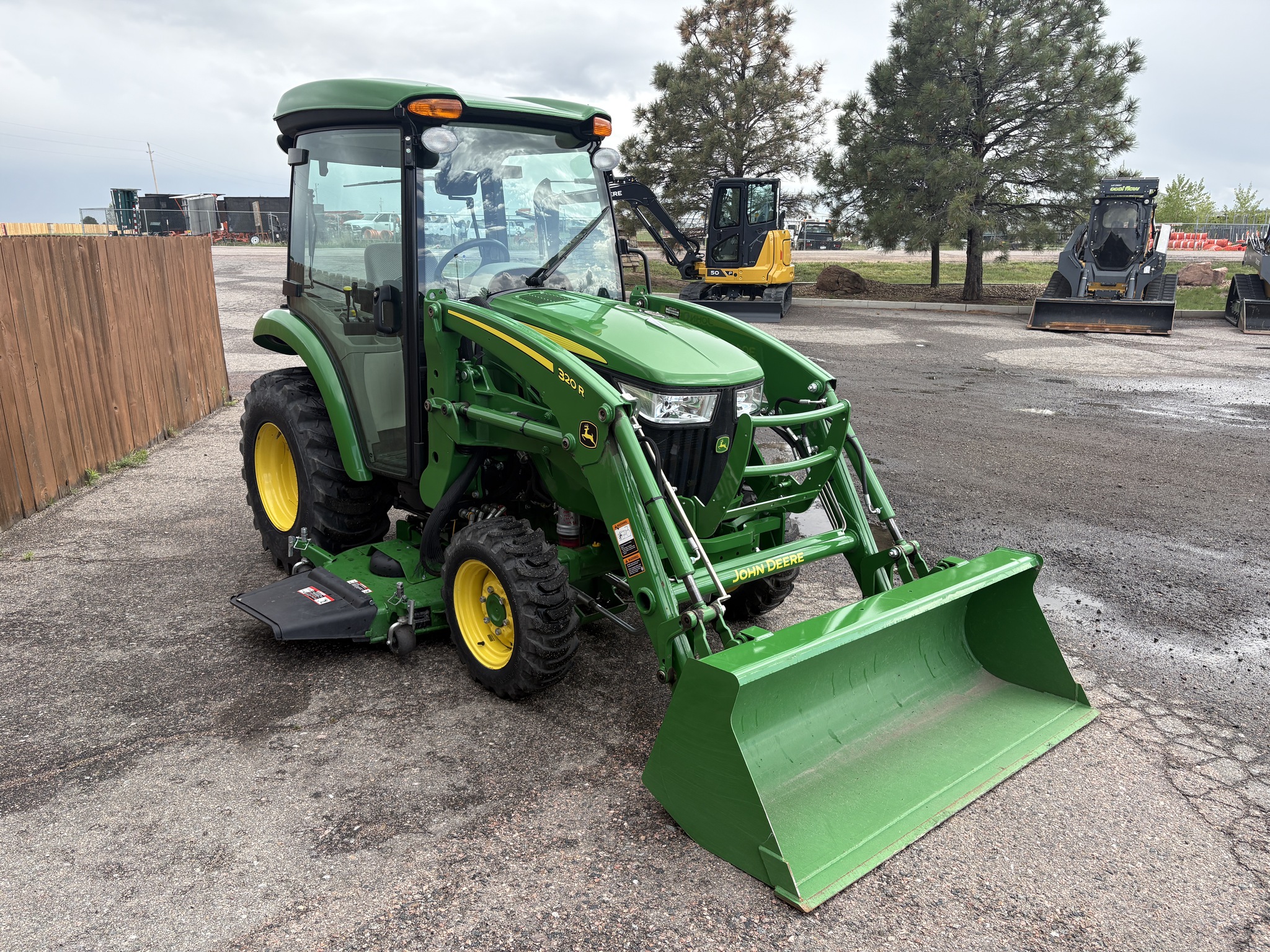 2018 John Deere 3046R Image 4
