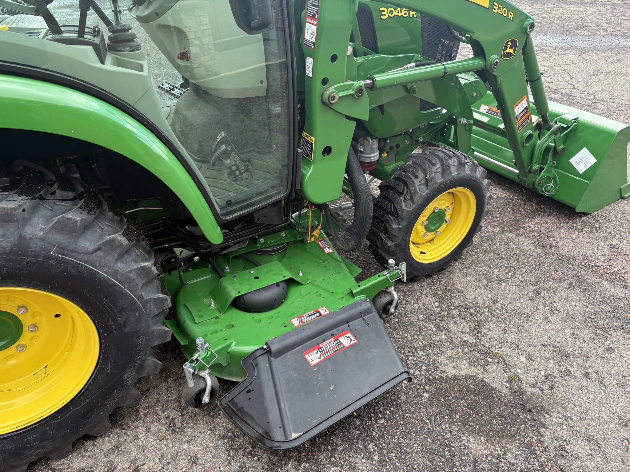 2018 John Deere 3046R Image 16