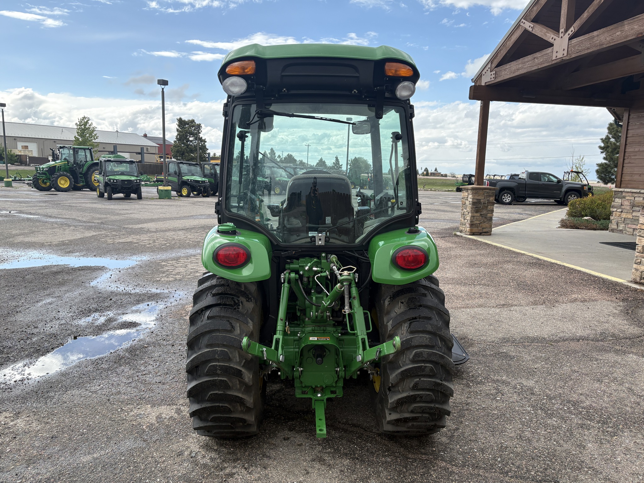 2018 John Deere 3046R Image 3