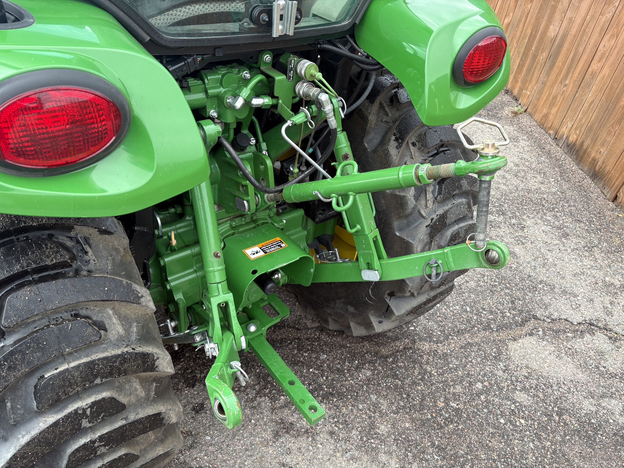2018 John Deere 3046R Image 21