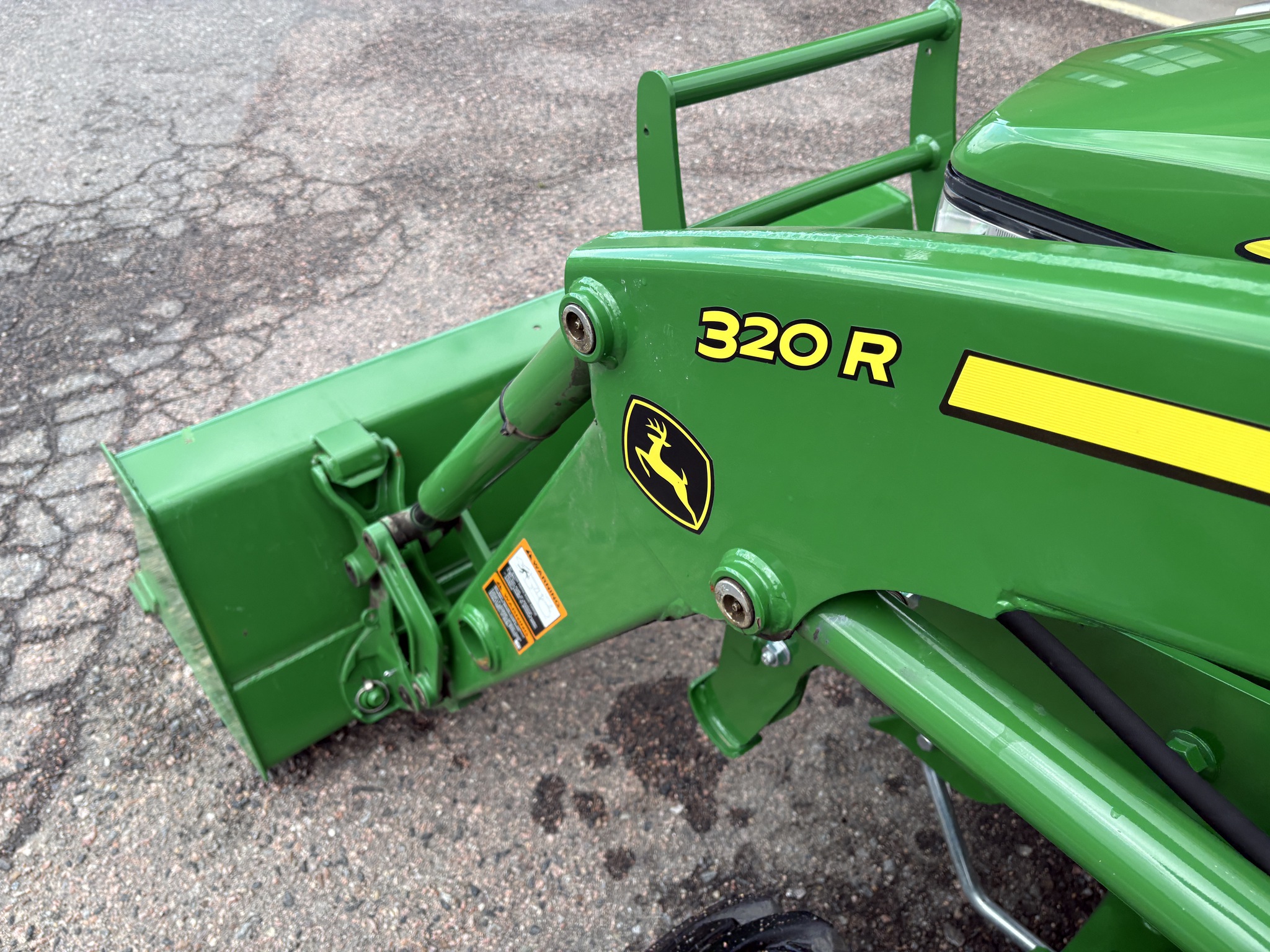 2018 John Deere 3046R Image 15