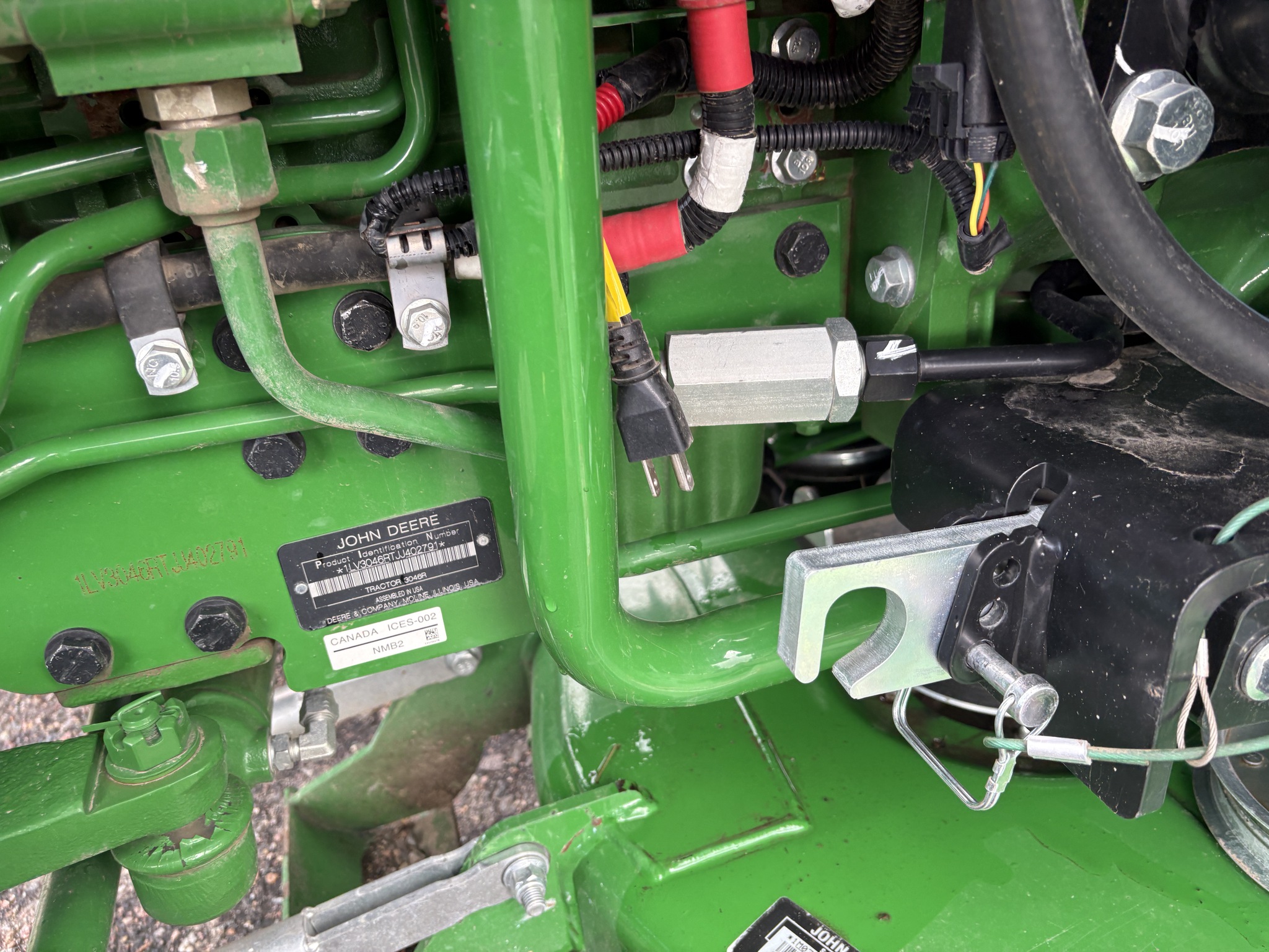 2018 John Deere 3046R Image 10