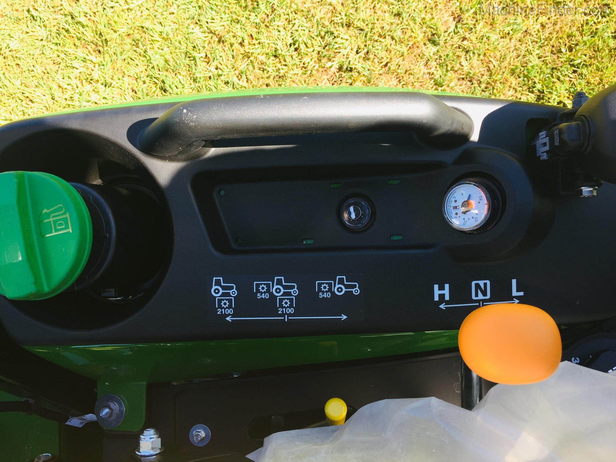 2020 John Deere 1025R Image 9