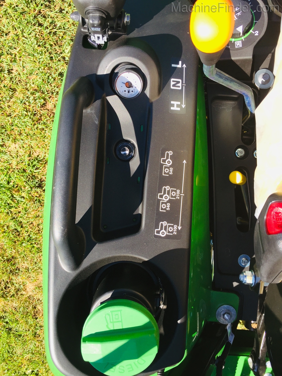 2020 John Deere 1025R Image 11