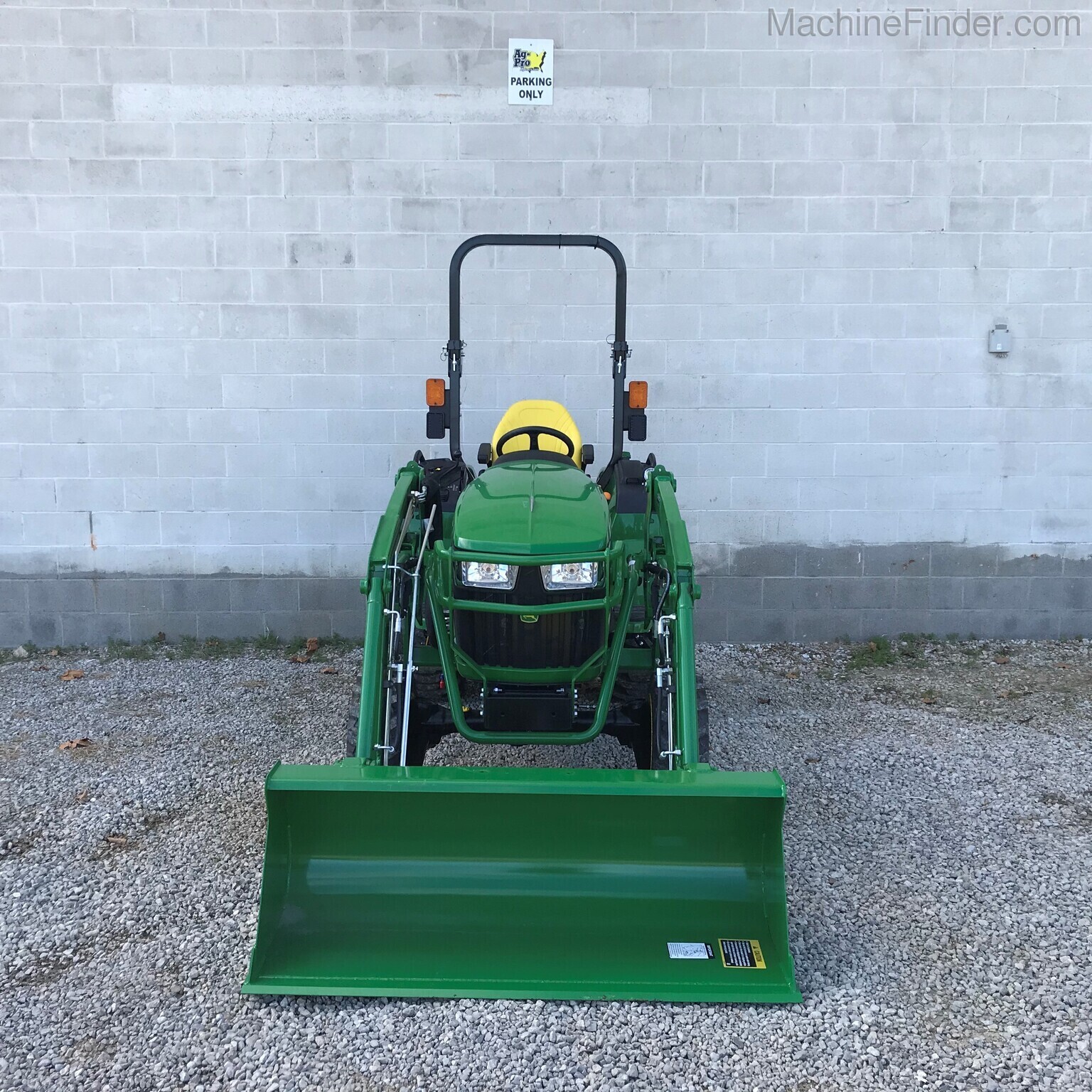 2020 John Deere 2032R Image 3